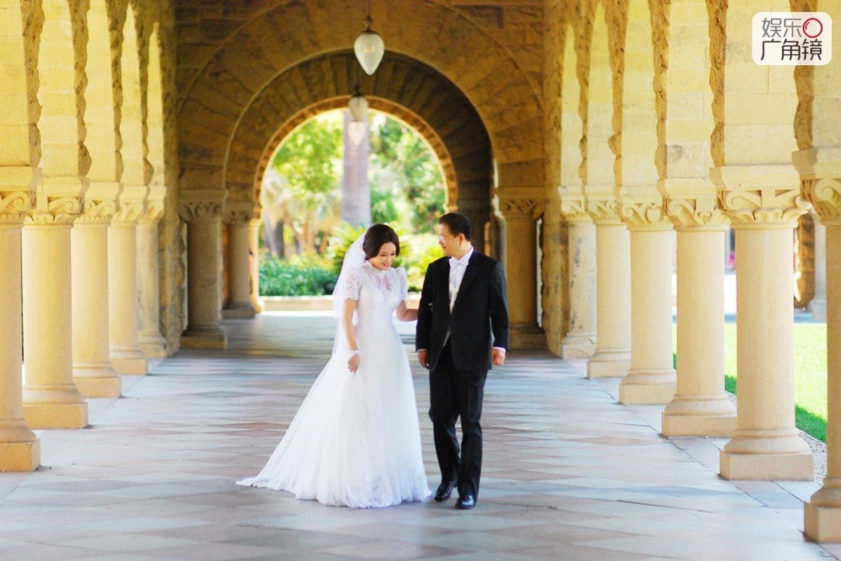 Ở tuổi lục tuần, Lưu Hiểu Khánh kết hôn lần thứ 4 với đại gia hơn bà nhiều tuổi. Bà vẫn đóng phim và thậm chí chỉ nhận các vai diễn trẻ trung đôi mươi.