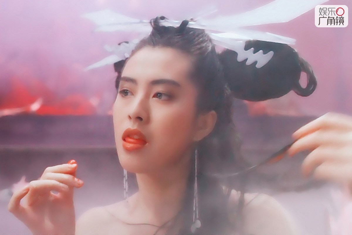 Vương Tổ Hiền: Vương Tổ Hiền sinh năm 1967, là nhan sắc nức tiếng Hong Kong thập niên 1980-1990. Khởi nghiệp từ năm 17 tuổi và vang danh đình đám khắp châu Á, cô là biểu tượng của vẻ đẹp hoàn hảo, tinh khôi.