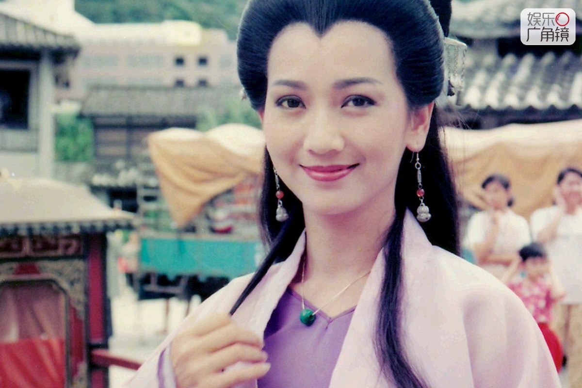 Triệu Nhã Chi: Thập niên 80, bà là “giai nhân đẹp nhất Đông Á”. Triệu Nhã Chi là Ảnh hậu của màn ảnh xứ Cảng thơm một thời gian dài. (Ảnh Triệu Nhã Chi trong vai Bạch Tố Trinh).