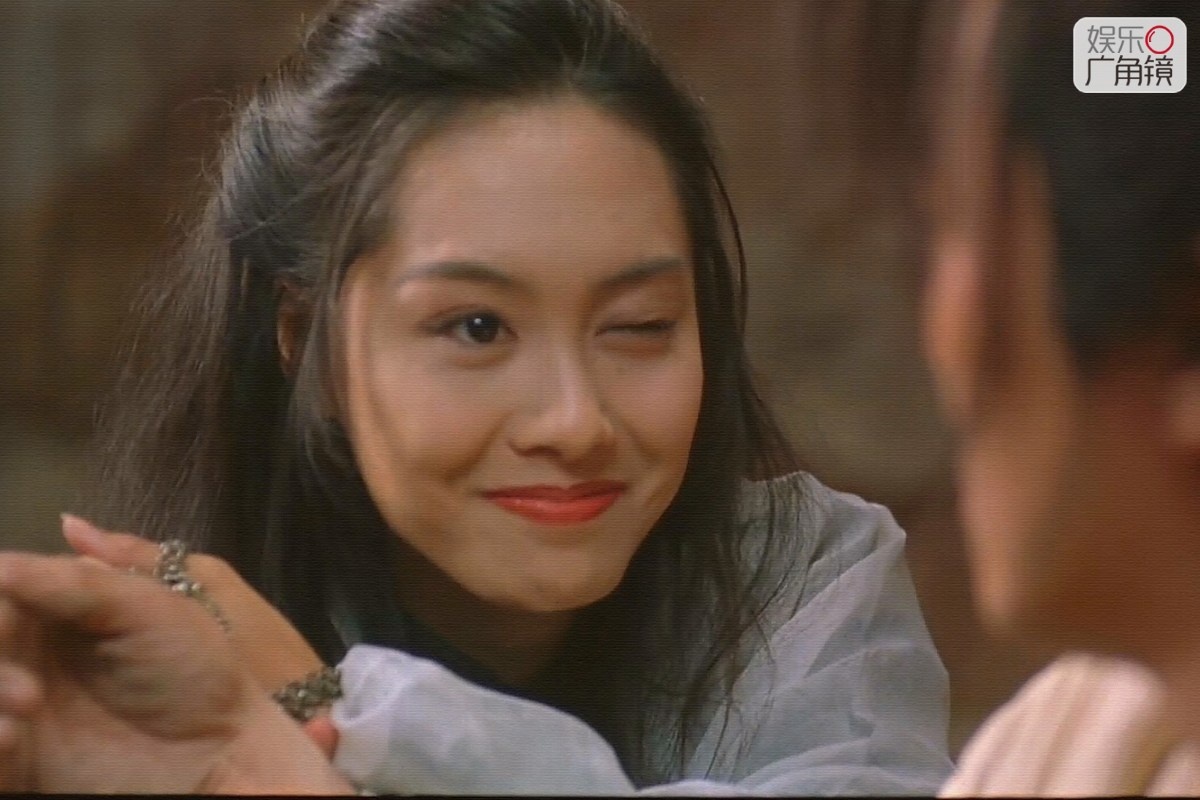 Chu Ân: Năm 1994, cô tỏa sáng nhờ vai chính Hoàng Dung trong Anh hùng xạ điêu. Năm 1995, Chu Ân tiếp tục ghi điểm nhờ Đại thoại Tây du, đồng thời công khai tình cảm với “vua hài” Châu Tinh Trì. Sự nghiệp, tình yêu đã đến cùng lúc khiến cô từng ngộp thở. Nhưng chỉ 3 năm sau, cả “nghiệp và tình” của cô đều trục trặc. Cô chia tay Châu Tinh Trì.