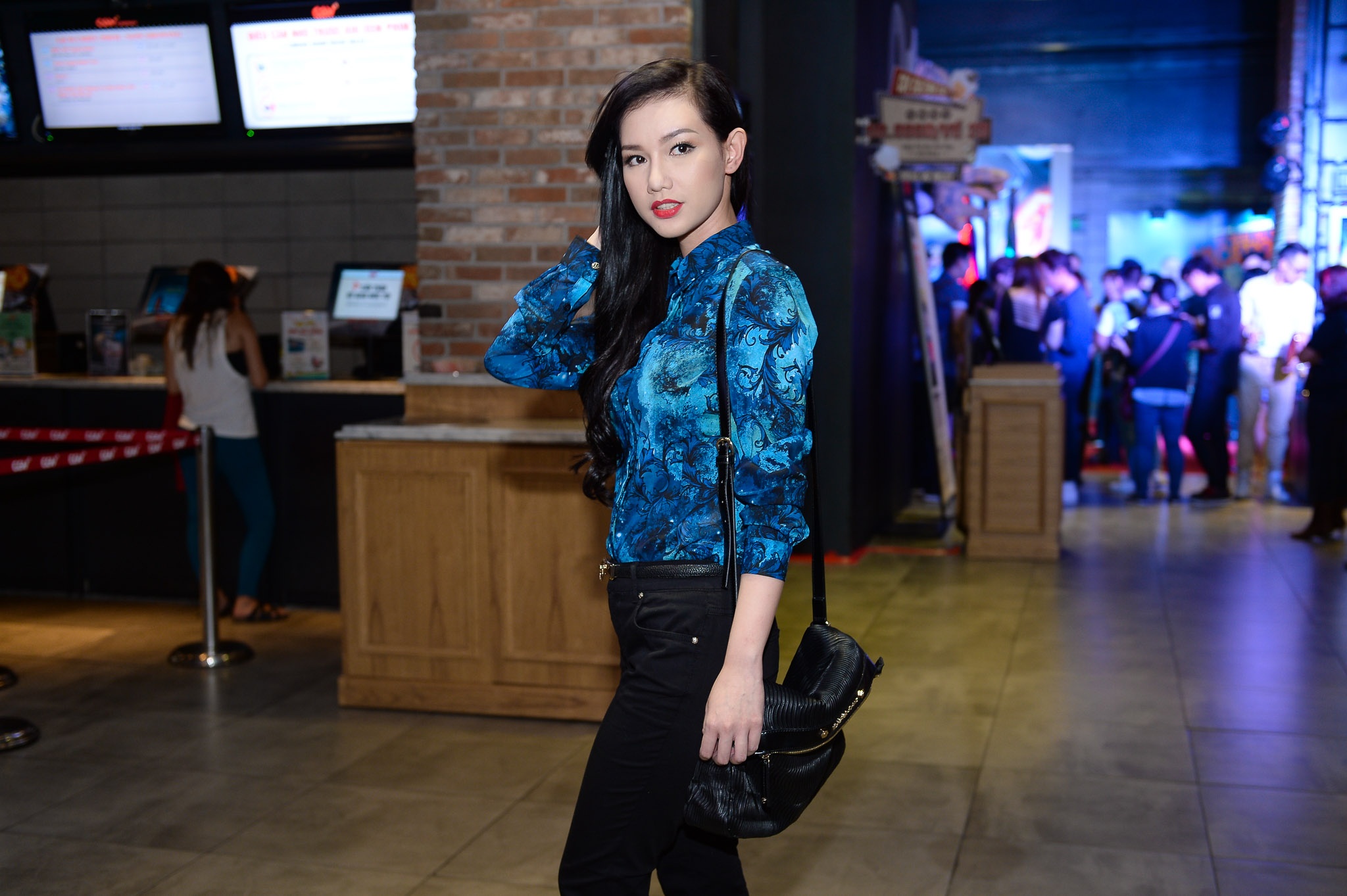 Sau những ồn ào về chuyện ly hôn và giành quyền nuôi con với chồng cũ, Quỳnh Chi bất ngờ “lột xác” với phong cách gợi cảm, táo bạo. Tuy nhiên, ở sự kiện ra mắt phim vào tối 6/8 tại TP.HCM, cô lại tạo ấn tượng trong trang phục kín đáo và thanh lịch