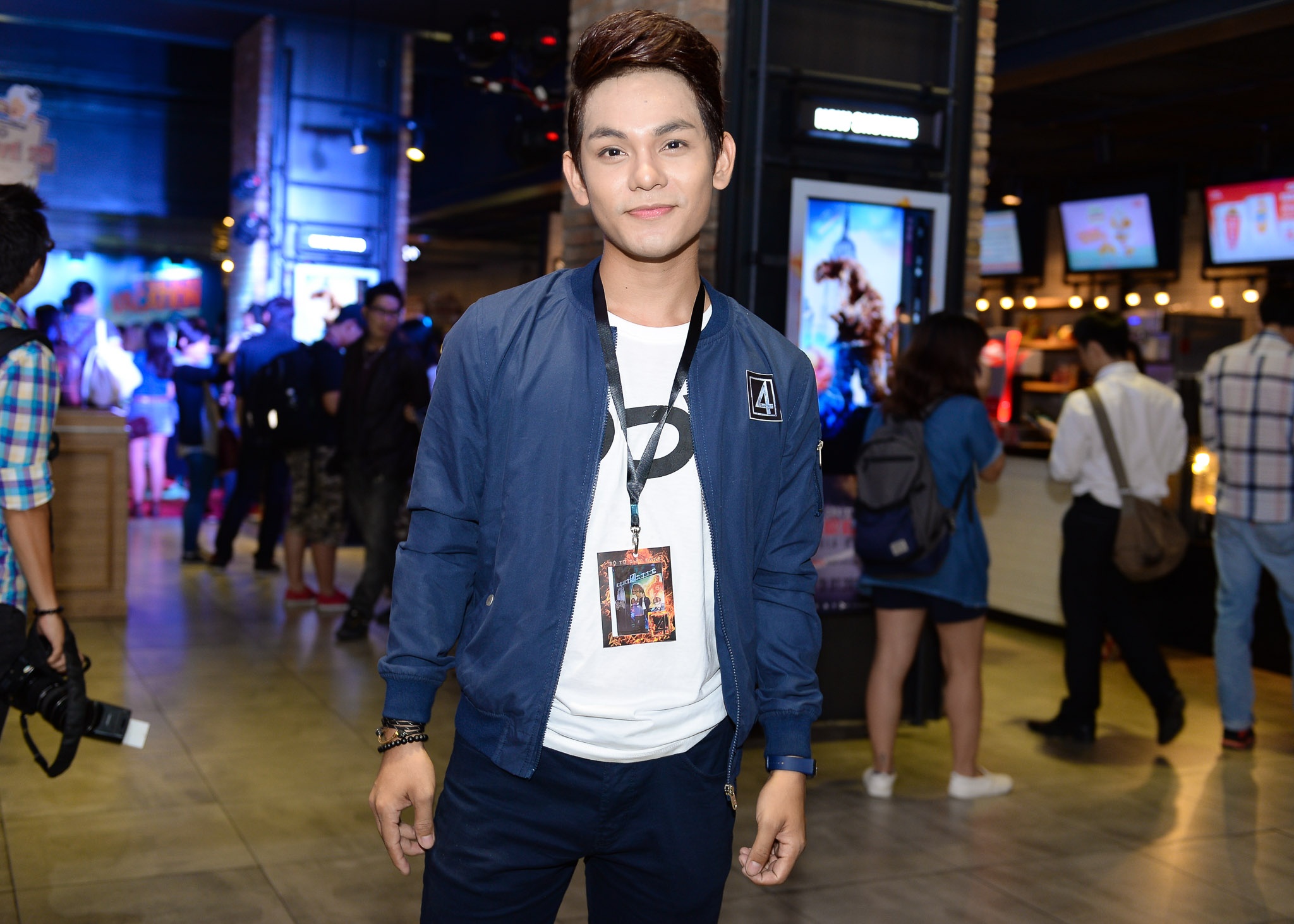 Cưu thành viên nhóm Vmusic - Sơn Ngọc Minh ăn vận khi dự buổi ra mắt phim Bộ tứ siêu đẳng. Anh cũng là fan của các bộ phim khoa học, viễn tưởng.