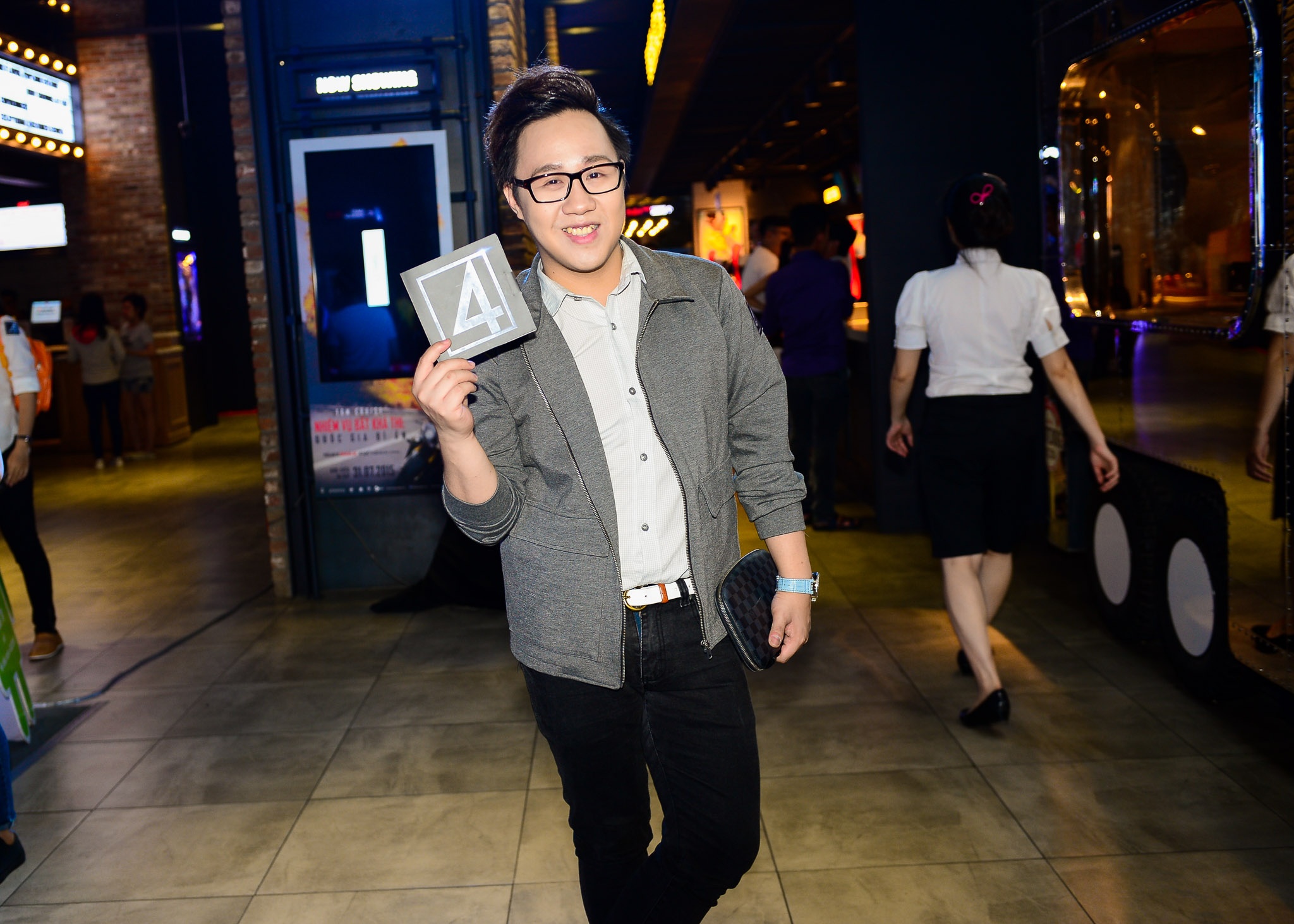 Ca sĩ Trung Quân Idol tranh thủ một ngày rãnh rỗi để đi xem phim trước khi dành thời gian cho các dự án âm nhạc sắp tới.