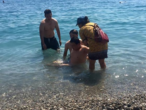 Ca si Trung Quan cuu cau be Trung Quoc duoi nuoc tren bien hinh anh