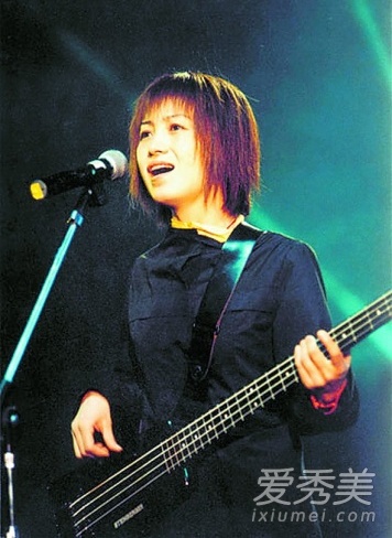 Siqin Gerile sảy thai và bị bỏ rơi.