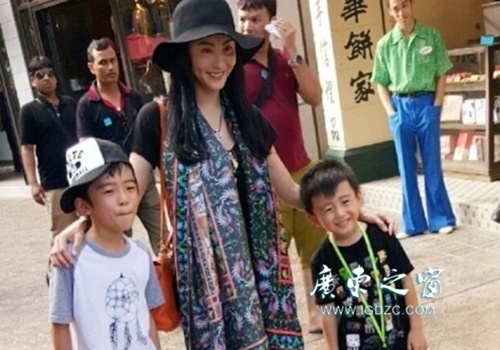 Truong Ba Chi phu nhan con trai bi truong tu choi nhap hoc hinh anh