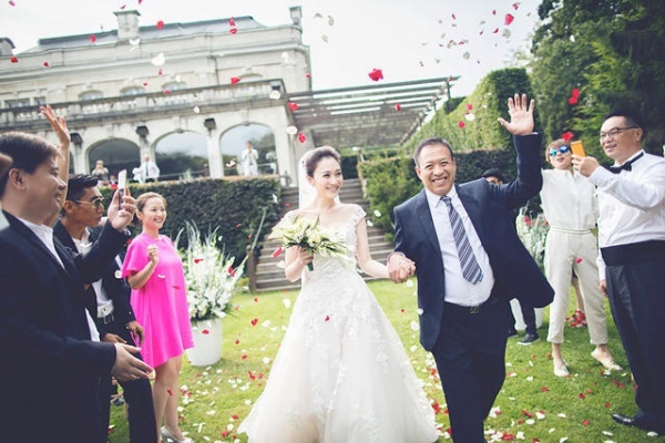 Niềm hạnh phúc không vỡ òa của đôi vợ chồng. Lý Tiểu Nhiễm và Từ Giai Ninh quen nhau 16 năm. “Tôi biết anh ấy 16 năm qua, hai bên gia đình coi nhau như thành viên trong gia đình. Chỉ có điều, chúng tôi chưa bao giờ là quan hệ tình nhân. Thời gian khiến tình cảm nảy sinh, không cần nói nhiều, giữa chúng tôi hiểu đối phương là một nửa đích thực của mình”.