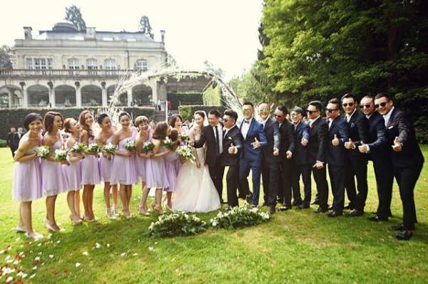 Trước Từ Giai Ninh, người đẹp Như sương, như gió lại như mây từng có cuộc tình ồn ào với đại gia Tôn Đông Hải. Sau khi chia tay Tôn, cô công khai yêu đương đạo diễn Yên Pha. Vì ghen tuông, Tôn Đông Hải thuê nhóm côn đồ đâm Yên Pha bị thương. Khi đạo diễn trẻ hồi phục cũng là lúc cặp đôi chia tay. Lý Tiểu Nhiễm tâm sự, người chồng hiện tại mới là bờ vai vững chắc của cô.