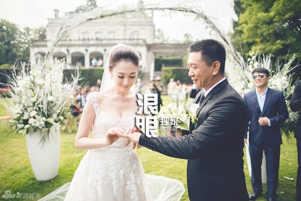 Màn trao nhẫn cưới của cô dâu và chú rể.