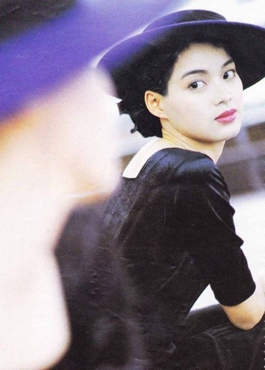 Đằng sau ống kính, Lưu Cẩm Linh có cuộc đời truân chuyên. Năm 1995, báo chí Hong Kong xôn xao thông tin một nữ diễn viên họ Lưu bị xã hội đen cưỡng bức, sau đó bị tống tiền. Nhiều người nghĩ đó là Lưu Gia Linh, nhưng bất ngờ, Lưu Cẩm Linh đứng ra thừa nhận nạn nhân ấy là mình. Thay vì cảm thông, ATV lại ra lệnh “đóng băng