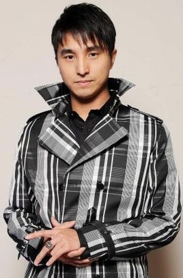 Vương Thiệu Vỹ sinh năm 1979, từng là thành viên của nhóm nhạc 183 Club. Giai đoạn năm 2005-2008, anh nổi tiếng nhất nhì xứ Đài. Nhưng cũng như sự thoái trào của dòng phim thần tượng, Vương Thiệu Vỹ sớm bị thất sủng. Hai năm gần đây, tài tử 36 tuổi không có bât kỳ dự án nào. Có người nói, Vương Thiệu Vỹ quá già để đóng phim thần tượng.