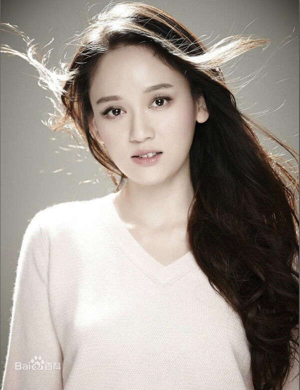 Không ngoa khi nhận xét, trong dàn sao Hoàng tử Ếch năm nào, Trần Kiều Ân là tên tuổi thành công nhất. Khán giả chỉ lo lắng khi ỏ tuổi U40, người đẹp chưa nghĩ đến chuyện kết hôn. Trước đó, cô và Hoắc Kiến Hoa nảy sinh tình cảm sau khi đóng chung trong Ngàn vàng tiểu thư.