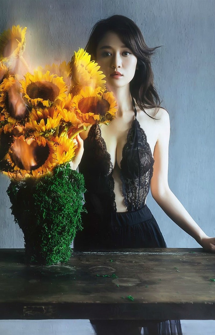 Trong loạt ảnh do Trần Kiều Ân đăng tải, cô tự tin mặc váy xuyên thấu, khoe đường cong vòng một gợi cảm. Đây là bộ ảnh hiếm hoi cô xuất hiện gợi cảm trong vài năm trở lại đây.