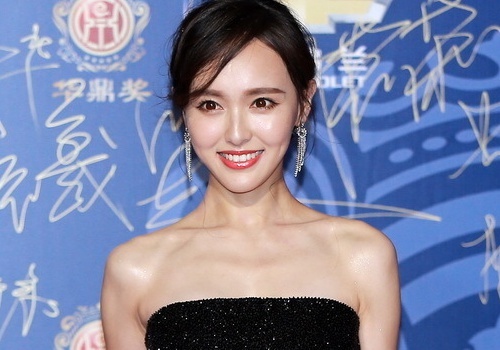 Duong Yen, Tran Kieu An khoe vai tran tren tham do hinh anh