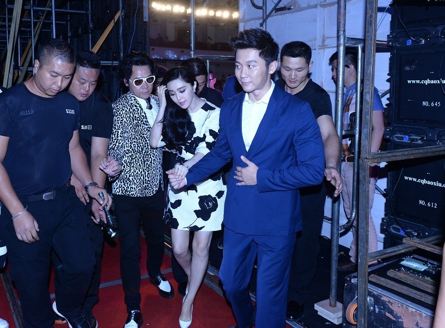 Theo QQ, ngày 8/8, Phạm Băng Băng - Lý Thần tham dự sự kiện tại Trùng Khánh (Trung Quốc). Ngay từ trong hậu trường, tài tử họ Lý đã chăm sóc rất kỹ bạn gái. Anh dìu cô lên sân khấu, tạo ra hình ảnh lãng mạn như trong phim.