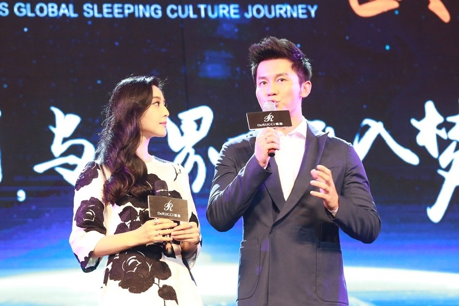 Nhiều người cho rằng, Phạm Băng Băng may mắn có người yêu chu đáo, ân cần. Nghe thấy vậy, Lý Thần chỉ cười: “Bảo vệ bạn gái luôn là việc mà người đàn ông nào cũng cần làm”.