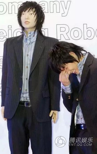 Lee Jun Ki từng cười trừ khi nhìn thấy tượng sáp của mình tại bảo tàng ở Thượng Hải (Trung Quốc).