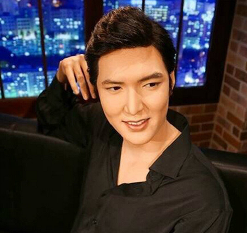 Mỹ nam Lee Min Ho đứng người trước tượng sáp già nua và tô trát quá đậm, khiến anh nữ tính hơn.