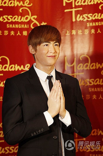 Nichkhun già đi cả chục tuổi vì tượng sáp làm sai lệch.