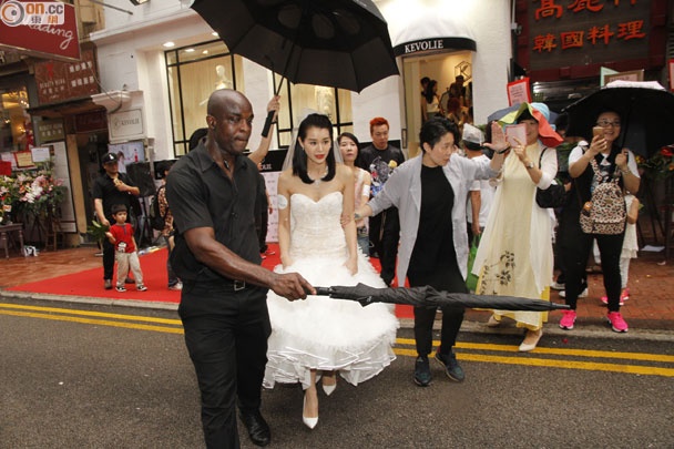 Ngày 10/8, Hồ Hạnh Nhi xuất hiện trong bộ váy cưới thướt tha xuất hiện tại sự kiện khai trương cửa hàng đồ cưới. Người đẹp một thời của TVB đã chi ra 7 con số để đầu tư vào cửa hàng này.