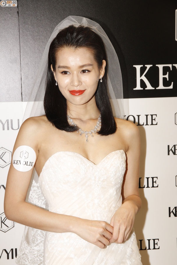 Hồ Hạnh Nhi cho biết cô chưa nghĩ đưa ra kế hoạch về đám cưới của riêng mình. “Tôi rất bận rộn, hiện chỉ tập trung cho việc kinh doanh. Gần đây, tôi còn bị chứng mất ngủ vì áp lực”.