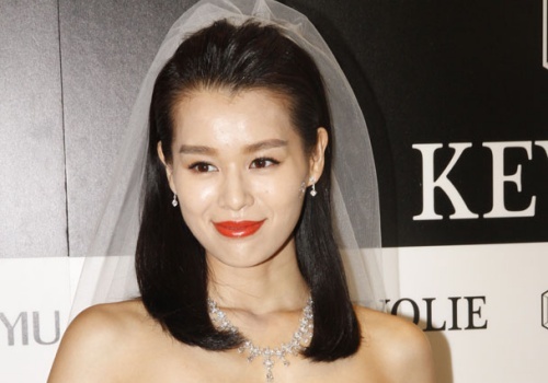 Ho Hanh Nhi dien vay co dau khai truong cua hang rieng hinh anh