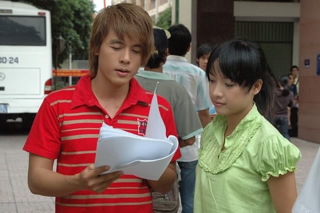 Từng bị “đóng khung” ở những vai thư sinh, chàng trai hiền lành, thành đạt trong cuộc sống, ngây ngô trong tình yêu nhưng trong Cổng mặt trời, Hòa Hiệp đã cho thấy khả năng diễn xuất đa dạng khi xuất sắc thể hiện Vĩ, chàng sinh viên khoa luật mới ra trường đã sớm bị vật chất cám dỗ. Để có tiền cung phụng cho lối sống vật chất của mình, Vĩ đã chấp nhận trở thành “trai bao” và rời bỏ Tùng ( Lê Bê La) - người con gái anh từng yêu thương.