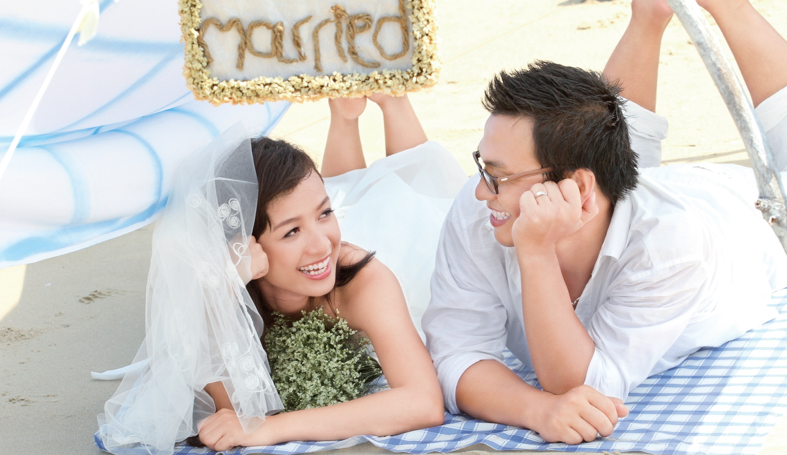 Thành công của Cổng mặt trời không chỉ giúp Lê Bê là trở thành hiện tượng của màn ảnh nhỏ mà còn là cơ duyên đưa cô gặp gỡ ông xã Hải Thanh. Hiện tại, Lê Bê La là số ít diễn viên có được hạnh phúc viên mãn trong sự nghiệp lẫn tình cảm gia đình.