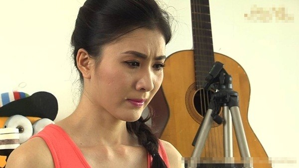 Mặc dù có một sự nghiệp thành công mĩ mãn nhưng dường như cuộc sống thực của cô lại không “hoàn hảo” như trên phim. Gần đây, Nguyệt Ánh gây xôn xao dư luận khi lên tiếng tố cáo hành động lừa tiền của bạn trai cũ. Trước đó, vào năm 2012, ngôi sao “Miền đất phúc” từng vướng vào scandal “cướp tình” cùng ca sĩ Phương Trinh. Cụ thể, trong một bài báo, giọng ca “Bỏ lại” không ngần ngại khẳng định cô là người thứ ba xen vào chuyện tình của Nguyệt Ánh và một đại gia trẻ tuổi. Phương Trinh đã giành chiến thắng còn Nguyệt Ánh thì luôn đau đáu về điều này. 