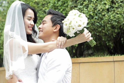 Giờ đây, Tú Vi còn được khán giả yêu mến với chuyện tình đẹp như mơ với diễn viên Văn Anh. Cả hai vừa thực hiện bộ ảnh cưới lãng mạn và đang lên kế hoạch “góp gạo thổi cơm chung”vào một ngày không xa.