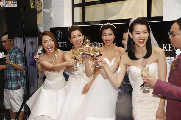 Sau khi rời TVB, người đẹp vẫn chưa gật đầu ký với công ty mới. Trước câu hỏi này, Hồ Hạnh Nhi né tránh. Cô cho biết sẽ chọn công ty quản lý phù hợp. “Tôi đọc vài thông tin về việc được trả thù lao hợp đồng lên tới 30 triệu HKD. Tôi không đánh giá tiền bạc là yếu tố đầu tiên cần xem xét. Hơn nữa thời điểm này, kinh doanh mới là ưu tiên số một”.