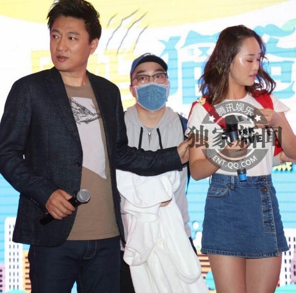 Nữ diễn viên trẻ Lâm Doanh Oánh tham dự buổi họp báo phim Mẹ hổ, bố mèo vào đầu tháng 5. Khi sự kiện đang diễn ra, bất ngờ một người đàn ông xông lên sân khấu và ném trứng tới tấp vào người cô. Gương mặt của Lâm Doanh Oánh biến sắc sau sự cố. 