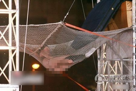 Kết quả, Trịnh Hi Di hớ hênh trước ống kính. Cô còn suýt gặp nguy hiểm đến tính mạng nếu không có hàng lưới an toàn bảo vệ. Sự việc này khiến toàn bộ khán giả nháo nhào. Nữ ca sĩ Hong Kong sau đó tuyên bố không nhắc lại chuyện cũ.Tài tử Tiền Gia Lạc xuất hiện công khai trên báo gửi lời xin lỗi đến giọng ca vàng xứ Cảng thơm vì sự vô ý của mình.