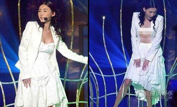 Trương Bá Chi và giây phút bị hớ hênh. Cô đang thay đồ chuẩn bị biểu diễn thì bất ngờ được nâng hẳn lên sân khấu. Sự cố kỹ thuật khiến người đẹp đỏ bừng mặt.