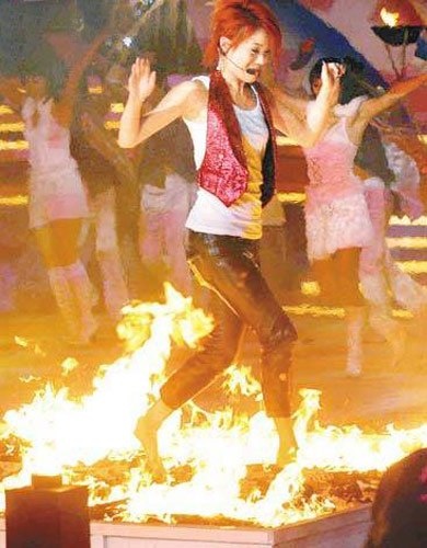 Dung Tổ Nhi “chơi trội” khi huy động thiết bị phun lửa. Không ngờ, gió lớn khiến lửa bùng to và nữ ca sĩ Hong Kong luống cuống rời khỏi hiện trường.