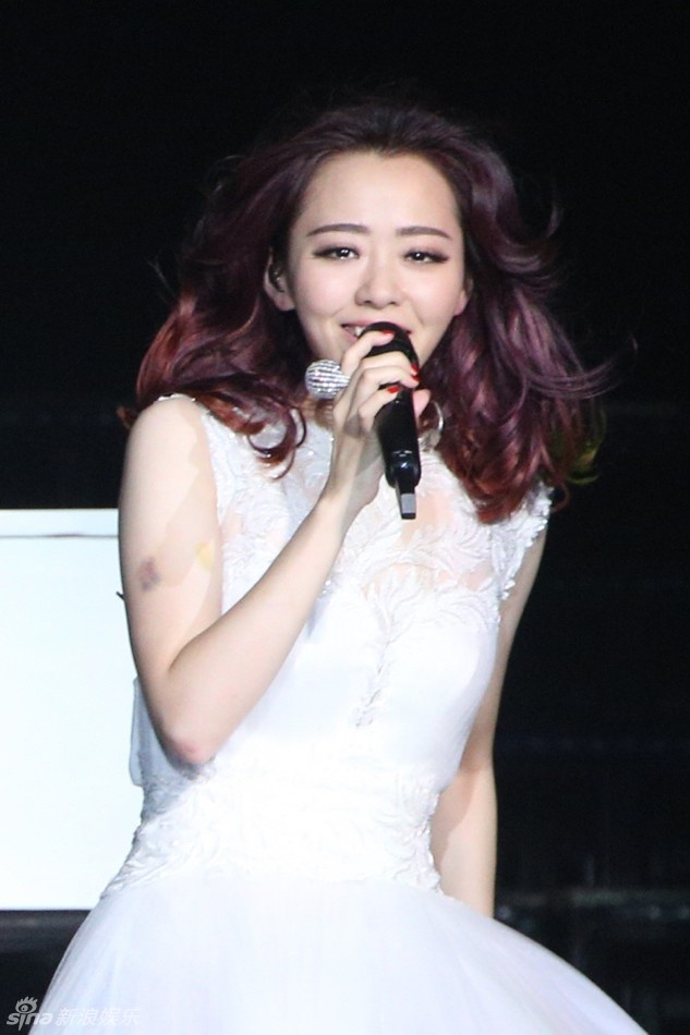 Vết thương ở tay Trương Lương Dĩnh sau sự cố. Cô khóc và cảm ơn khán giả đã không bỏ về sớm.