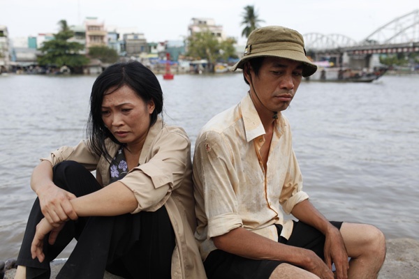 Được biết đến qua vai người chồng say xỉn của Phương Thanh trong phim Vừa đi vừa khóc, Hữu Thạch từng tốt nghiệp khoa cải lương năm 1995, đúng vào thời kỳ suy yếu của sân khấu nhạc cổ, cộng thêm vẻ ngoài không đẹp và sáng sân khấu nên anh khá chật trong nghiệp diễn. Năm 2007, nhờ ngoại hình chân quê, anh may nắn có được vai diễn đầu tiên trong Gọi giấc mơ về của đạo diễn Xuân Cường