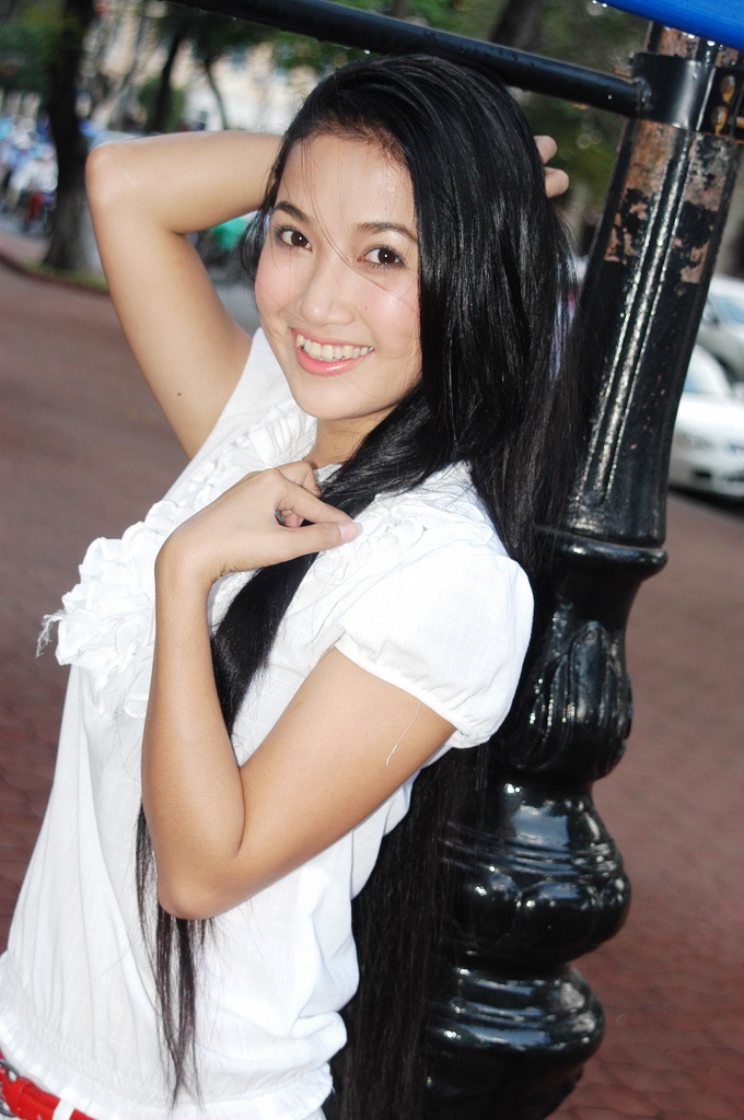 Quỳnh Lam Sở hữu nét đẹp đặc trưng của người phụ nữ Á Đông với máu tóc dài đen nhánh, đôi mắt to tròn và đôi lúm đồng tiền duyên dáng. Trong suốt 10 năm theo nghiệp diễn, Quỳnh Lam có cơ hội tham gia các tác phẩm ăn khách. Gương mặt nữ diễn viên 31 tuổi này quen thuộc với khán giả qua hơn bộ phim, đáng chú ý có Cô dâu tuổi dần, Mãi theo bóng em, Vết xước, Hoàng hôn ấm áp, Theo dấu hương xưa, Tam nam vẫn phú, Mùa thu đi một nửa... Tuy nhiên, đến nay, Quỳnh Lam chưa có được một vai diễn thật sự đủ cân lượng để làm “bệ phóng” giúp cô vươn lên hàng ngọc nữ của màn ảnh Việt.