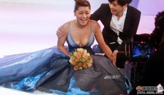 Giang Ánh Dung chia sẻ trong một sự kiện hiếm hoi được xuất hiện trên truyền hình, cô hứng khởi tới mức ngã nhào trên sân khấu. Khoảnh khắc này khiến người đẹp vô cùng ngại ngùng.