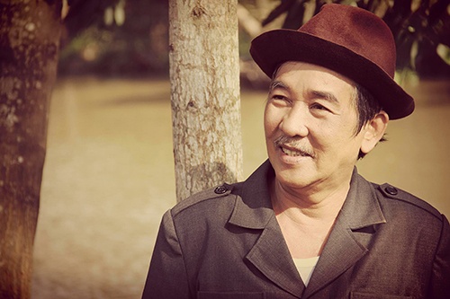 Từng tốt nghiệp ĐH Sư Phạm Cần Thơ và có thời gian dạy học tại Tiền Giang từ năm 1972 đến 1975, nhưng trong một lần ham vui Tấn Thi đăng kí thi tuyển vào trường kịch nghệ TP.HCM và chuyển từ nghề giáo sang phim trường. Nhắc đến ông khán giả sẽ nhớ ngay đến nam diễn viên có giọng nói trầm ấm, chuyên đảm nhận vai người cha trong các bộ phim như Tình yêu pha lê, Gọi giấc mơ về, Lẵng hoa tình yêu...