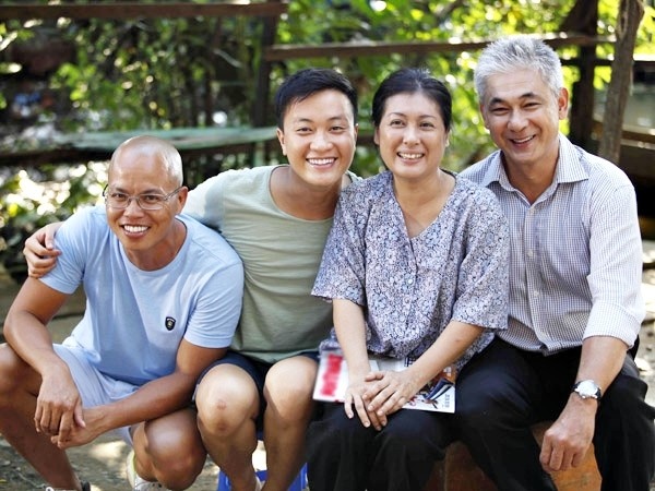 Với khán giả trẻ, ông được yêu thích khi hai lần đảm nhận vai cha của Lương Mạnh Hải trong phim Bỗng dưng muốn khóc và Vừa đi vừa khóc. Bên cạnh công việc đóng việc, Nguyễn Văn Tùng vẫn gắn bó với nghề vệ sĩ, hiện ông đang là giám đốc điều hành công ty với hơn 2.500 nhân viên. 