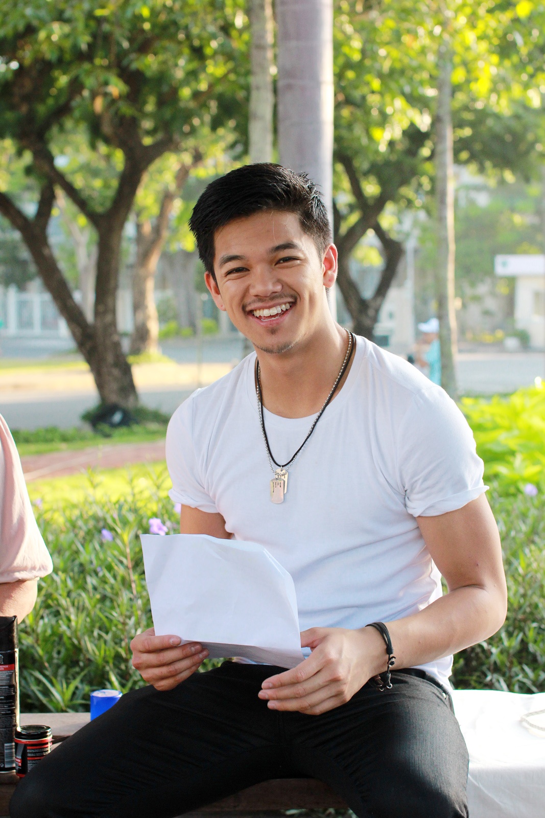 Hình ảnh đáng yêu của Trọng Hiếu Idol trên phim trường Em là bà nội của anh.