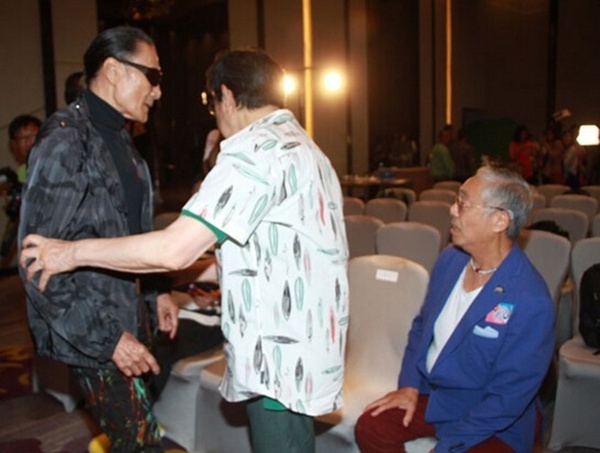 Bố Tạ Đình Phong không ngừng quát mắng đàn anh công khai.