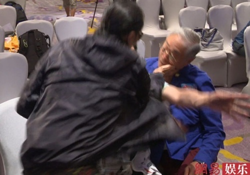 Bo Ta Dinh Phong vang tuc, danh dan anh 81 tuoi giua hop bao hinh anh