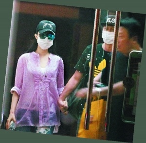 Hình ảnh nữ diễn viên rời trung tâm thẩm mỹ khi bị các tay săn ảnh Đài Loan chụp lại cách đây ít ngày.