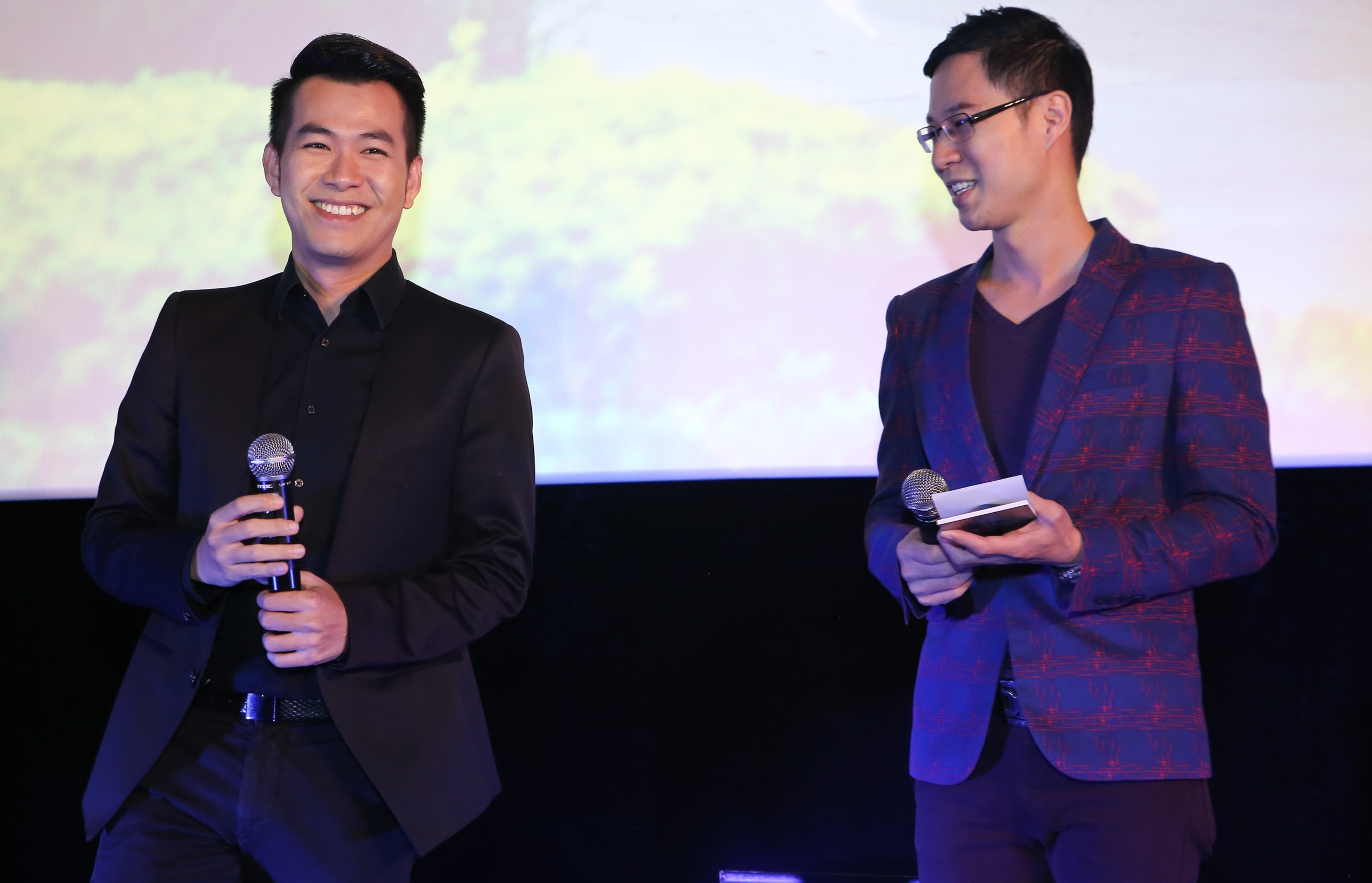 Hồ Trung Dũng ( trái ) và MC Anh Quân giao lưu với khán giả và truyền thông trong buổi họp báo. Ảnh: Thắng ĐẶNG.