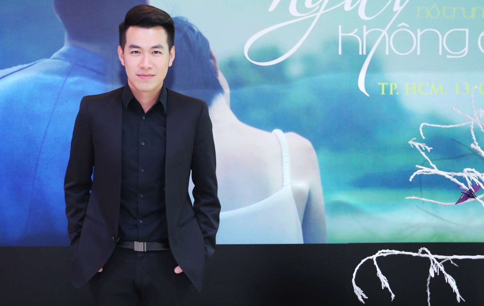 Hồ Trung Dũng diện suit đen lịch lãm trong buổi họp báo ra mắt MV Ngày không em.