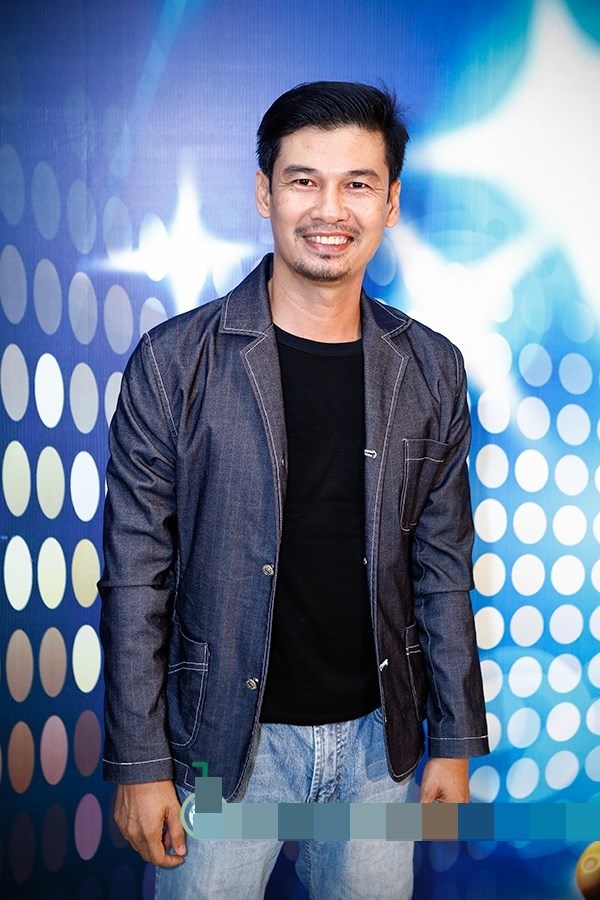 Nếu như trên màn ảnh, Tiết Cương chuyên vào vai đều cảng, đào hoa thì ở ngoài anh lại là chàng trai hiền lành và vẫn đang tìm kiếm “một nửa” yêu thương. Tâm sự về tiêu chuẩn chọn người yêu, nam diễn viên tiết lộ: “Tôi không cần người phụ nữ xinh dẹp, giỏi giang mà chỉ cần một người biết chăm sóc gia đình. Vậy mà tìm mãi không ra”.