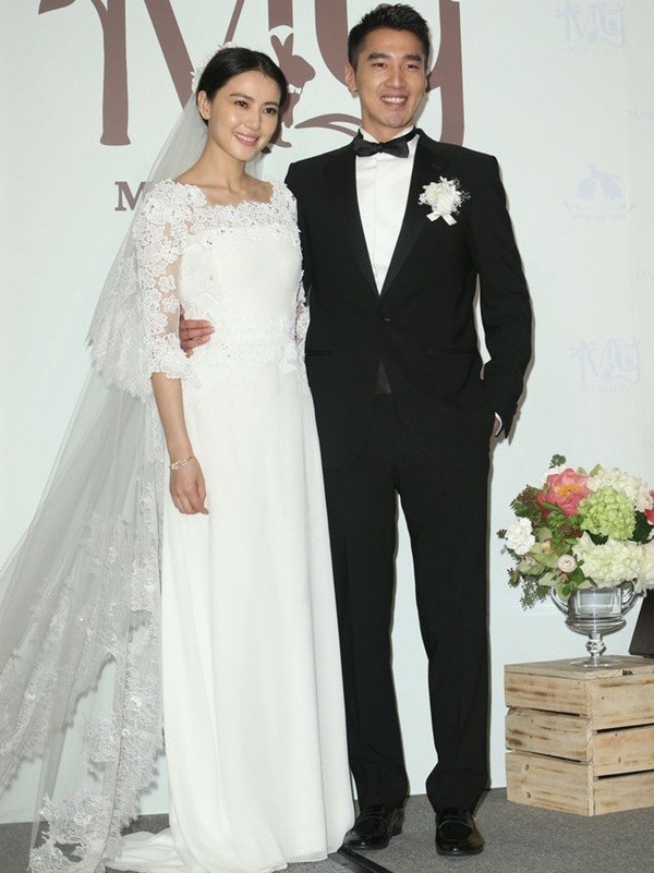 Nhưng nhiều năm sau, cô đã nhanh chóng tỏa sáng. Xét về đường nổi tiếng, cô là người đẹp hạnh phúc nhất phiên bản Ỷ thiên đồ long ký năm xưa. Người đẹp kết hôn với tài tử Triệu Hựu Đình, có một sự nghiệp phát triển trên cả địa hạt điện ảnh và truyền hình.