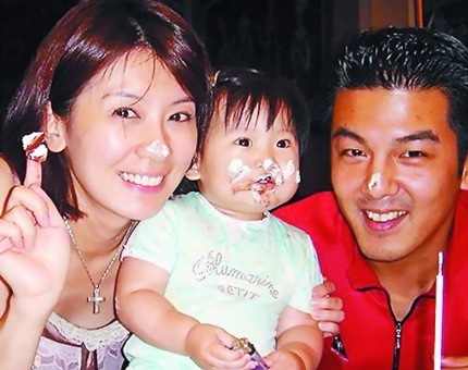 Nàng “Triệu Mẫn” Giả Tịnh Văn ở thời kỳ đỉnh cao đã tổ chức đám cưới với đại gia Tôn Chí Hạo. Nhưng chẳng bao lâu khi cô mang thai, chồng lén ngoại tình. Giả Tịnh Văn vì quá sốc đã sinh non. Mặc dù vậy, cô vẫn cam chịu sống nhún nhường trong nhà chồng.